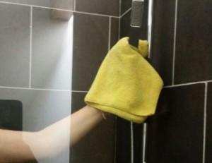 cleaning-the-bathroom-cricklewood